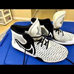 Men’s black and white Nike tennis shoes